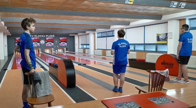 Bum, prásk, kuželka padá, zlatou bere naše Lada!